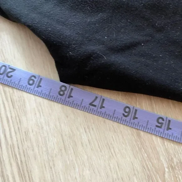 Lululemon capris   - Picture 3 of 4